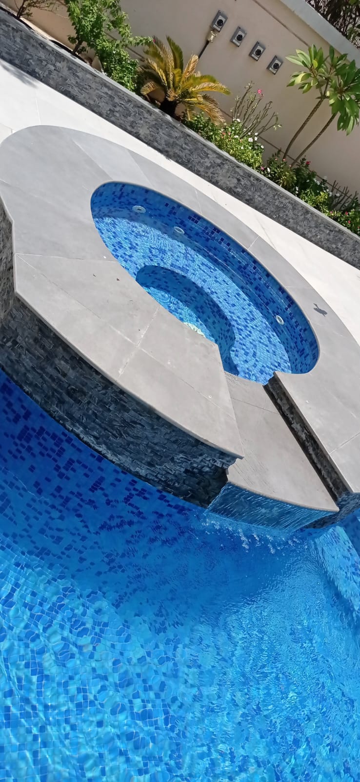 Perimeter Overflow Pool